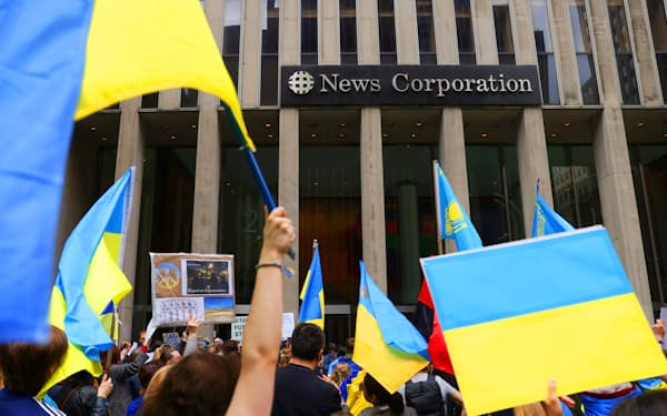 ウクライナとの連帯を示す動きは米国内で広がっている（ニューヨークでのロシアへの抗議行動）=ロイター