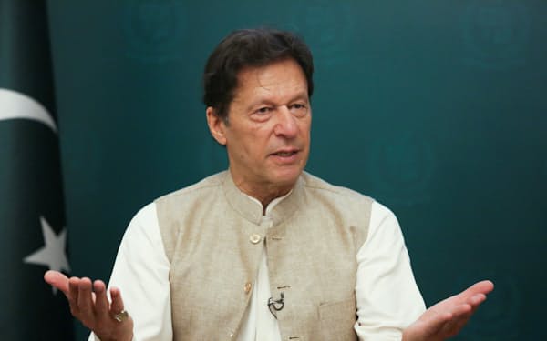 パキスタンのカーン首相は不信任案に直面している＝ロイター