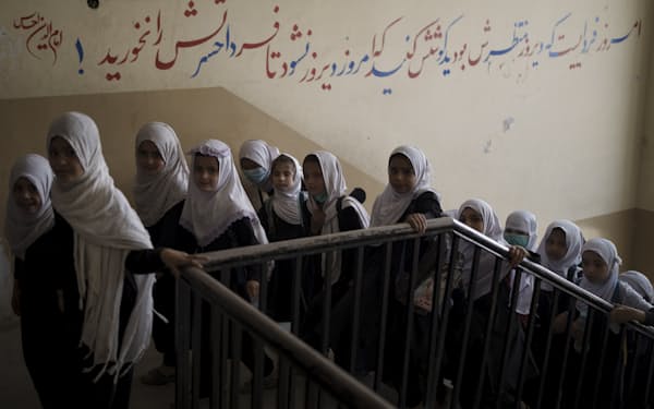 タリバン政権は中等教育の女子通学の再開を延期した＝ＡＰ