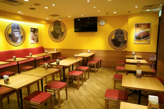 「ゴーゴーカレー」の店内は黄色が目立つ