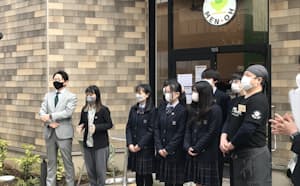 新業態ラーメン店の開店イベントで川崎さん（左から2人目）が高校生らとあいさつする様子