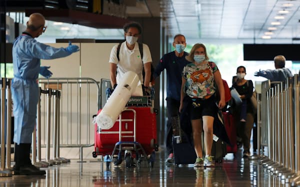 シンガポールは渡航規制の大幅緩和によって、東南アジアのハブとしての地位回復を目指す（写真は同国のチャンギ空港）＝ロイター