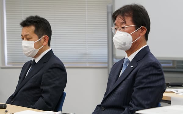 記者会見する日本ジェネリック製薬協会の沢井光郎会長（右）