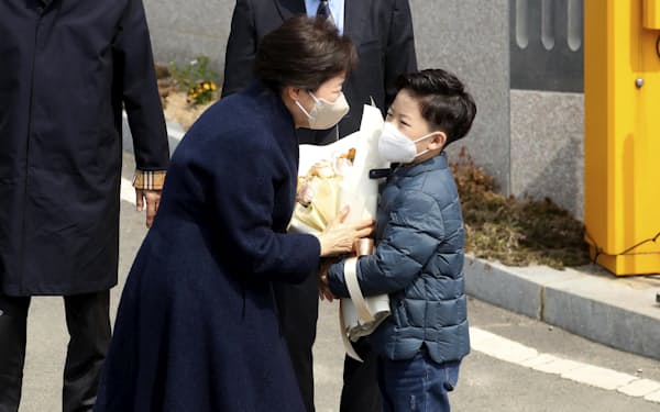 24日、退院し大邱の自宅に到着した朴槿恵前大統領㊧＝聯合・AP