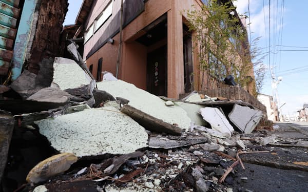 自然災害への備えは個人のリスク管理でもある（地震の影響ではがれ落ちた建物の外壁、19日午前、福島県南相馬市）