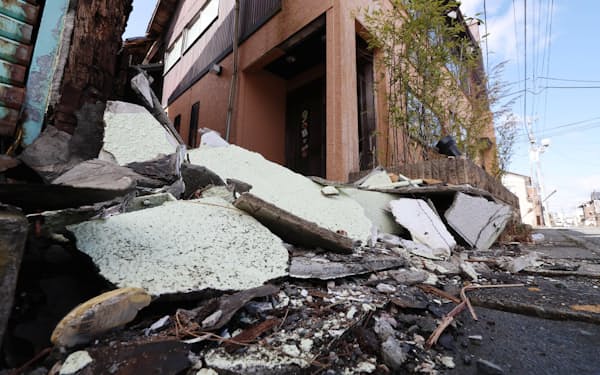 自然災害への備えは個人のリスク管理でもある(地震の影響ではがれ落ちた建物の外壁、19日午前、福島県南相馬市)