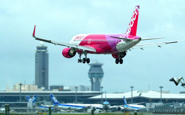成田空港に着陸するピーチ・アビエーションの旅客機