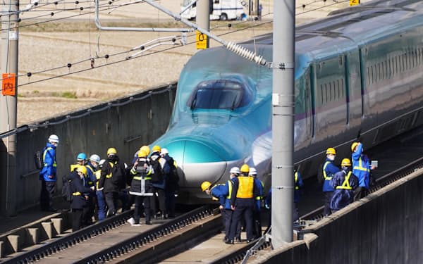 地震の影響で、白石蔵王駅近くで脱線した東北新幹線「やまびこ223号」(3月17日、宮城県白石市)
