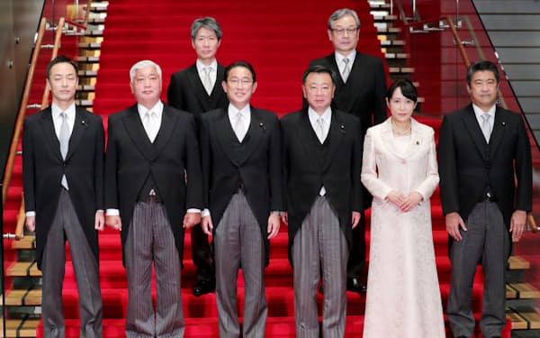 記念写真に納まる岸田首相と首相補佐官(10日、首相官邸)