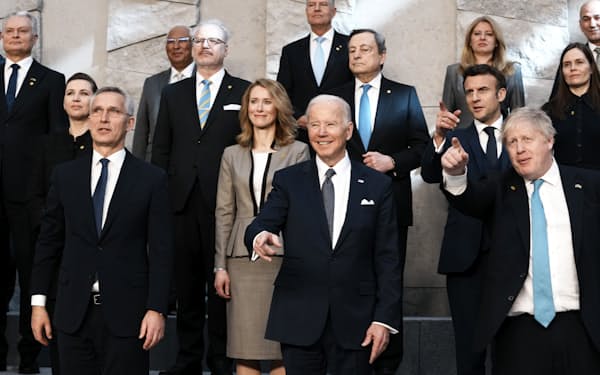 NATO首脳会議での集合写真の撮影のために並ぶバイデン米大統領（手前中央）=AP