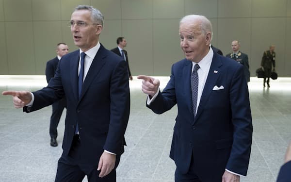 ２４日、バイデン米大統領（右）はＮＡＴＯ首脳会議でウクライナへの武器供与を訴えた（ブリュッセル）=AP