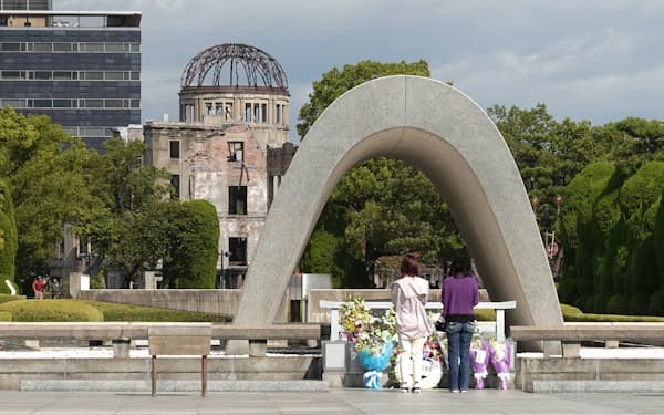 平和記念公園の原爆死没者慰霊碑と原爆ドーム（広島市中区）