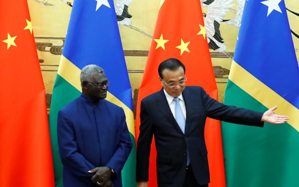 中国を訪問したソロモン諸島のソガバレ首相㊧（2019年10月）＝ロイター