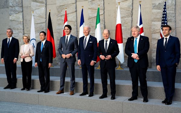 会議に臨む主要7カ国（G7）首脳ら（24日、ブリュッセル）＝ロイター