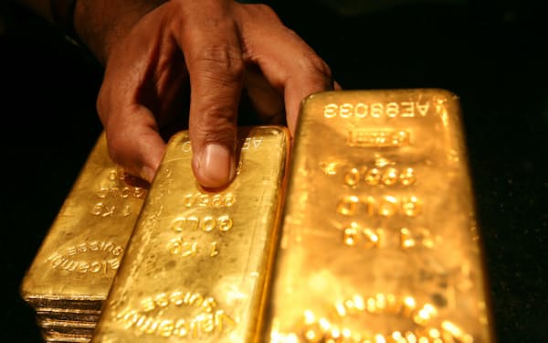 FILE PHOTO: A security guard places several one kilo gold bars inside a secured vault in Dubai April 20, 2006./File Photo