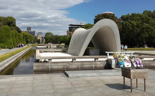 平和記念公園の原爆死没者慰霊碑（広島市中区）