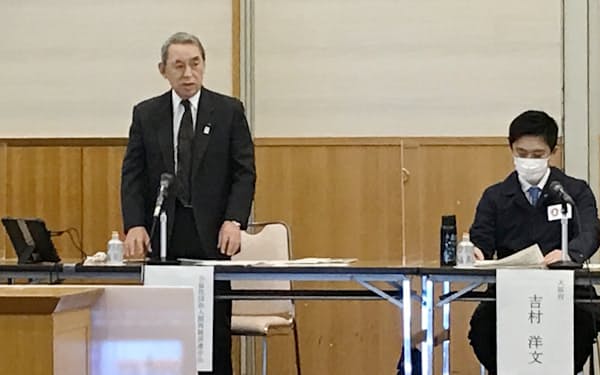 松本会長㊧は「大阪らしさを見つけていかないといけない」と課題も口にする（25日、大阪市内）