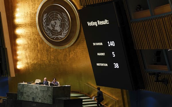 ウクライナの人道状況改善に向けた決議採択で、棄権は前回決議から3カ国増えた（24日、ニューヨークの国連本部）＝ＡＰ