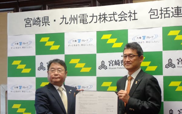 宮崎県は九州電力と包括連携協定を締結した（池辺和弘社長㊧と河野俊嗣知事）