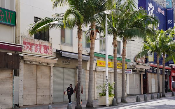 那覇市の国際通りはまん延防止等重点措置の期間中、休業する店舗が目立った（2月16日）