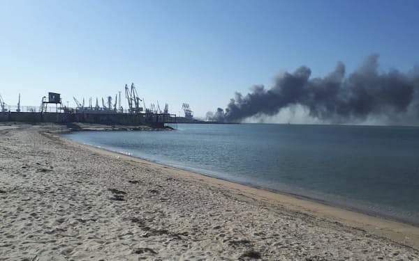 英ロイズ保険組合は、ロシアのウクライナ侵攻で「数十億ドルの損失」を見込む（ウクライナの港湾都市ベルジャンスク沿岸であがる黒煙）＝ＡＰ