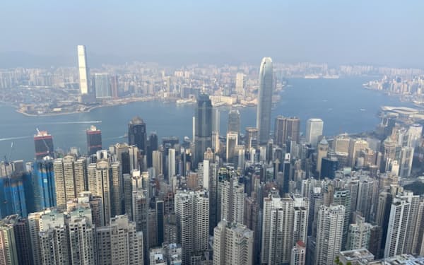 ゼロコロナ政策が企業の香港離れにつながっている（香港島の金融街）