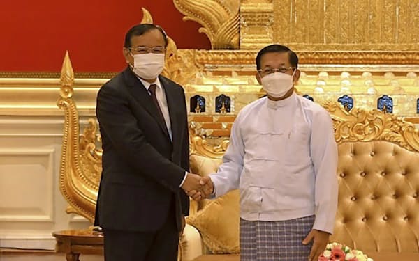 ASEAN特使はようやくミャンマー訪問を果たしたが…（プラク・ソコン特使㊧とミャンマー国軍のミンアウンフライン総司令官）＝AP