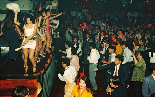 平日の夜も大勢の客でにぎわうディスコ「ジュリアナ東京」（1993年6月、東京都港区）