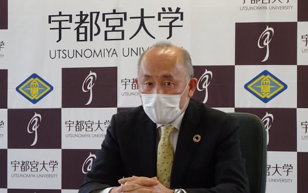記者会見する宇都宮大の池田学長(宇都宮市)