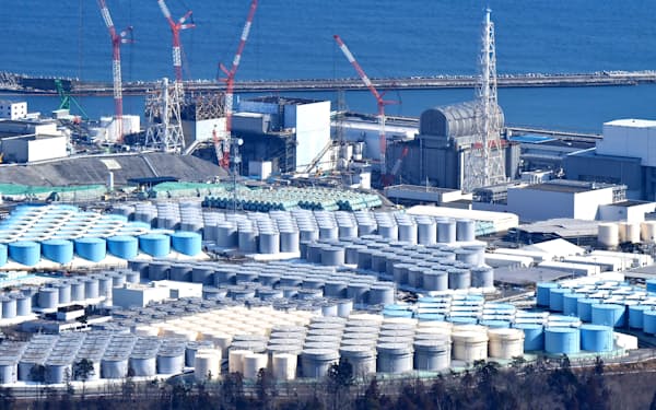 東京電力福島第1原子力発電所。敷地内に処理水の貯蔵タンクが多く並ぶ(3月5日)
