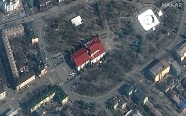 攻撃を受ける前のマリウポリの劇場。地面にロシア語で「子供たち」と大きく書かれていた（14日）＝Maxar Technologies提供・ＡＰ　