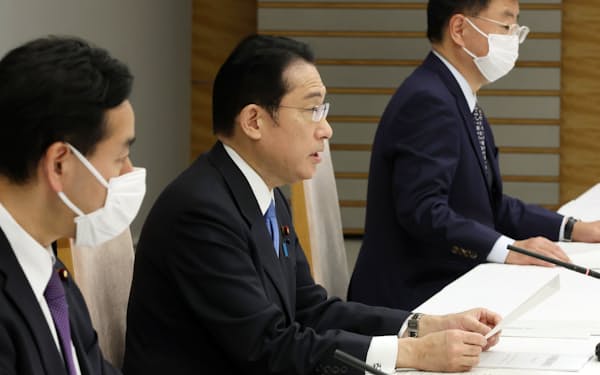 月例経済報告関係閣僚会議で発言する岸田首相（25日、首相官邸）
