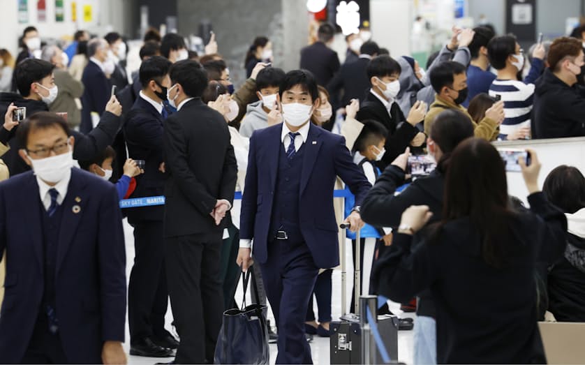 サッカー日本代表が帰国 森保監督 成田でファンに感謝 日本経済新聞 サッカー日本代表が帰国 森保監督 成田でファンに感謝 日本経済新聞
