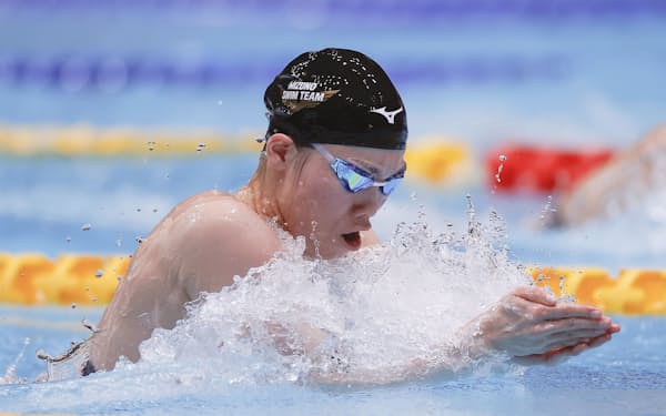 女子100メートル平泳ぎ決勝　1分5秒19の日本新で優勝した青木玲緒樹＝共同