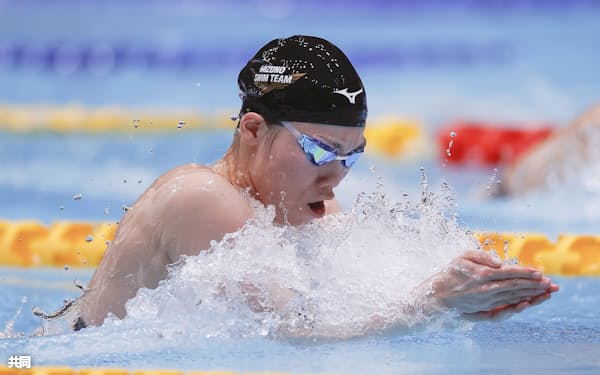 女子100メートル平泳ぎ決勝 1分5秒19の日本新で優勝した青木玲緒樹=共同