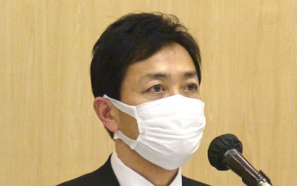 記者会見する国民民主党の玉木代表(26日午後、徳島市)=共同
