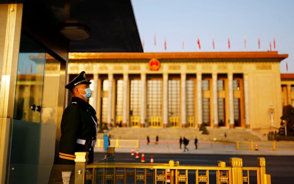 北京の人民大会堂の前で警備にあたる警官。共産党大会を成功させることが中国で公的業務に携わる人々の最優先事項になっている＝ロイター