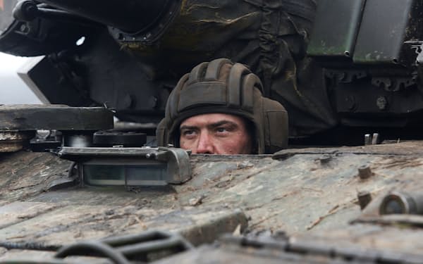 ウクライナ東部では同国軍と親ロシア派武装勢力の戦闘が続く（２月）＝ロイター