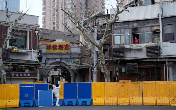 東西２地域に分けて封鎖に踏み切り、市民にＰＣＲ検査を実施する（26日、上海）＝ロイター