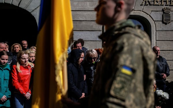ロシア軍の攻撃で戦死したウクライナ兵らを追悼するリビウ市民（27日）＝ロイター