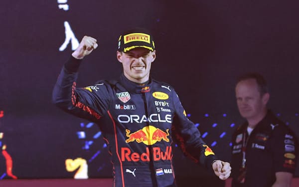 自動車F1サウジアラビアGPで優勝し、表彰台で喜ぶマックス・フェルスタッペン（27日、ジッダ）＝ロイター
