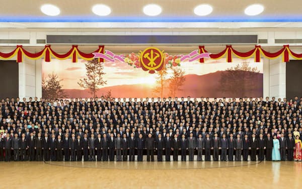 ICBMの開発者らと金正恩総書記の記念写真。28日付の北朝鮮の労働新聞が掲載した＝コリアメディア提供・共同