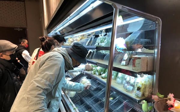 スーパーマーケットは開店と同時に客が殺到した（上海市、28日）