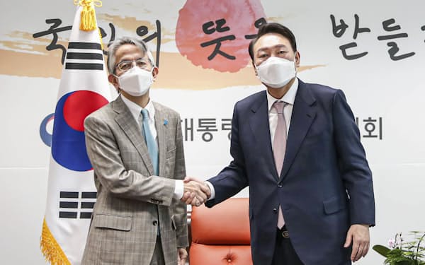 28日、ソウルで相星孝一駐韓大使（左）と会談した韓国の尹錫悦次期大統領（聯合・共同）