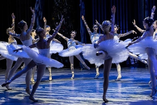 ロシア侵攻も 踊り続けるウクライナのバレエダンサー Nikkei Style ロシア侵攻も 踊り続けるウクライナのバレエダンサー Nikkei Style