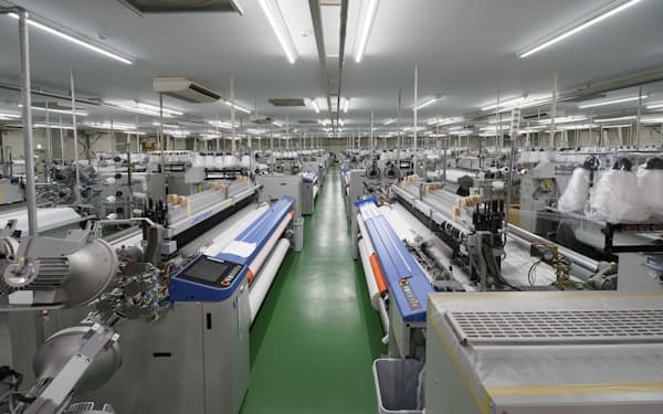 丸井織物の工場では約1100台の繊維機械が稼働している（石川県中能登町）
