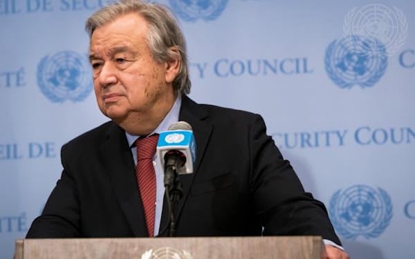 記者団の質問に答える国連のグテレス事務総長（28日、ニューヨーク）=国連提供