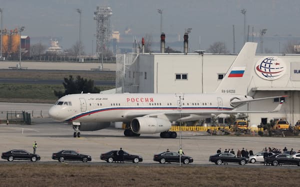 28日、ウクライナとの停戦協議のためトルコに到着したロシア代表団を乗せた飛行機（イスタンブール）＝ロイター