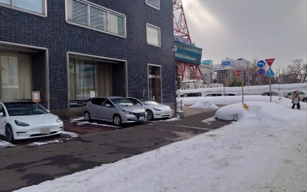 北電は本店の駐車場でEVのシェア実験を始める(札幌市、写真はナンバープレートを一部加工)