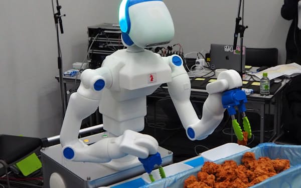  総菜盛り付けには多くの人手が必要で、ロボットの導入で生産性向上を図る